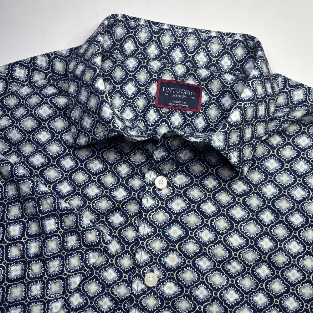 UNTUCKit Larz Blue‎ Geometric Medallion Mens M All over Print Short Sleeve Shirt